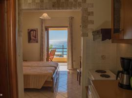 Blue Heaven Apartments, hotel dicht bij: Agios Georgios-strand, Agios Georgios Pagon