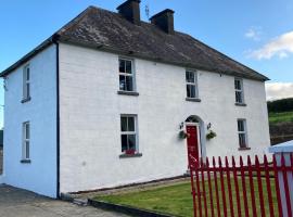 Entire Farmhouse in Tipperary โรงแรมที่มีที่จอดรถในNenagh