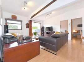 Gorgeous 3BD Cottage in the Heart of Guildford, hotel with parking in Guildford