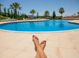 Sunny villa facing the swimming pool, hotel with parking in Fontainhas