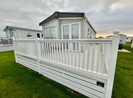 Luxury 3 bedroom caravan between Perranporth and Newquay, Cornwall, hotel u gradu 'Newquay'