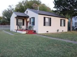 Charming 2 bedroom Retreat minutes from Downtown