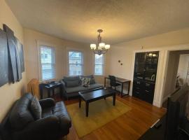 Cozy Large House close to TUFTS/Harvard/MIT 4BR, cottage in Medford