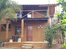 Chalé aconchegante em estância climática: Santo Antônio do Leite'de bir otoparklı otel