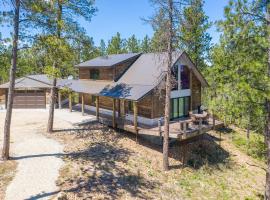 Gold Nugget Lodge Near Deadwood on 5 Wooded Acres!, vacation home in Lead