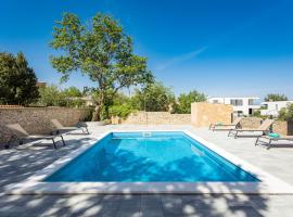 Apartments Cesare with Shared Pool، فندق يسمح بالحيوانات الأليفة في ليجيان