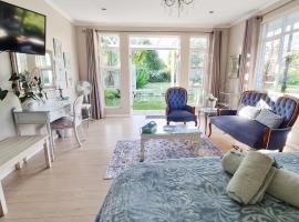 Cherry Berry Lodge, hotell i George