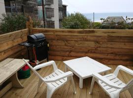 Surf Lookout - King size en-suite with sea views, hotell i Newquay