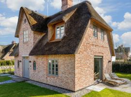 NEU! Ferienhaus Sylt 44 mit eigenem Strandkorb am Strand, hotel in Wenningstedt