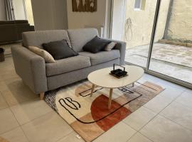 Appartement climatisé avec cour en centre ville, feriebolig i Carpentras