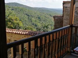 Cosy 2 bedroom cottage in mountain village, holiday rental in Loma Somera