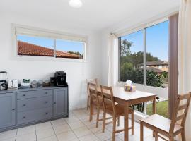 Close to lake, golf & beach, perfect for longer stays, holiday rental in Toukley