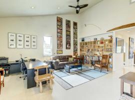 Charming Bayview Art House with Deck and Grill!, rumah liburan di Green Bay