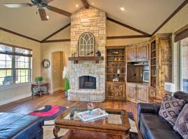 Luxe Home with Patio Less Than 3 Mi to Texas Tulips!, hotel Pilot Pointban
