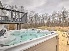 Poconos Vacation Rental with Hot Tub, 7 Mi to Skiing, spa hotel in East Stroudsburg