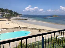 Très bel appartement vue mer avec piscine, alojamento para férias em Douarnenez