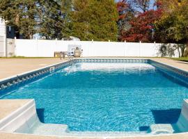 Private Heated Pool - Sparkling Oasis Near Newport & Navy, 4bd 3ba、ミドルタウンのホテル
