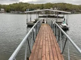 Loft , boat dock, 2 bedrooms , pet friendly