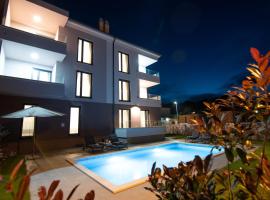 Luxury apartment Punta with sea view and swimming pool, khách sạn ở Premantura