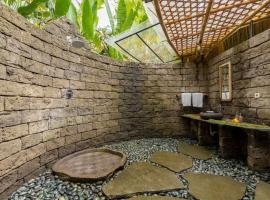 Pondok Indah - 2 bds Eco Bamboo House, Garden, hotelli kohteessa Bringkit