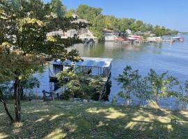 Cozy Lake Cabin Dock boat slip and lily pad: Lake Ozark şehrinde bir kulübe