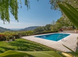 Beautiful villa with private garden and pool, hotel en Costermano