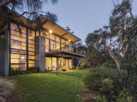 Skenes Beach House Stunning Ocean Views Amongst A Natural Bush Setting, cottage in Apollo Bay