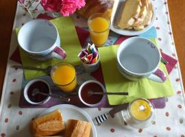 La chambre Lomen, bed & breakfast i Lauzach