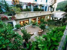 Lake Hills Hotel