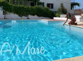 Villa A'Mare, hotel amb piscina a Seget Vranjica