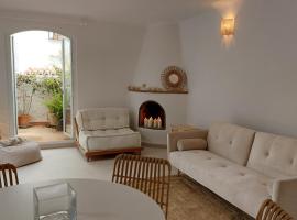 New Boho Home with Balcony, Private Garden and Communal Pool, khách sạn ở Nerja