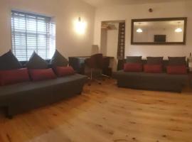 Sparks - Family Suite in Canalside Guesthouse, apartment sa Burnley