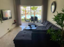 Appartement vue piscine bien équipé et bien ensoleillé, отель в Касабланке