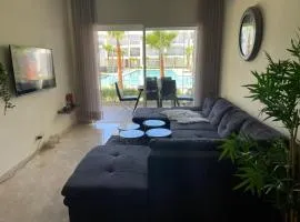 Appartement vue piscine bien équipé et bien ensoleillé