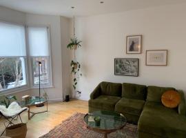 Lovely spacious 1-bedroom flat in Tufnell Park close to Central London, hotel poblíž významného místa Highgate Cemetery, Londýn