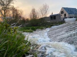 Eberbach에 위치한 홀리데이 홈 Freistehendes Ferienhaus Renkenmühle näher kann man am Wasser nicht wohnen