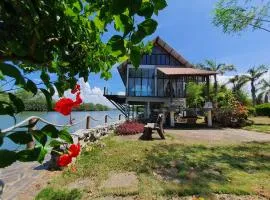 Homestay ALA Riverview Lodge Kota Bharu、コタバルのシャレー