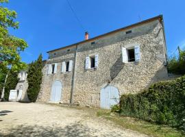 Gite de groupe "L'Unisson" Domaine La Rose des Vents – hotel z parkingiem w mieście Castelnau-sur-lʼAuvignon