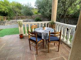 Captivating 2-Bed, 1 bath Cottage, Private Garden & Shared Pool in Sauve, hotel i Sauve