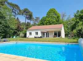 Jolie maison en pleine nature, hotel with pools in Villiers-sous-Grez