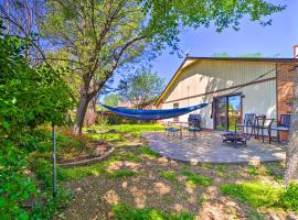 Family-Friendly Broken Arrow Retreat with Yard!, hotel en Broken Arrow