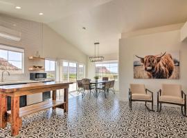 Modern Ranch House with Fire Pit and Valley Views, vil·la a Kanab