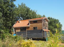 Tiny house eco resort, rumah kecil di Estevais