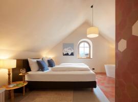 Goldengel Design - Suiten im historischen Ortskern von Kaltern, hotel in Caldaro