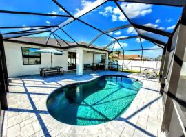 Blue Door Retreat - Luxury Pool Home - sleeps 8, feriebolig i Cape Coral