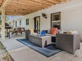 Casita Linda w/ King Suite, Games, Covered Patio, vacation home in Dallas