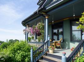 Harbor Hill House, villa in Bayfield