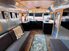 Retro Future Tiny Home, vacation home in Austin