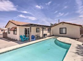 Covered Patio and Pool Family Home in Bullhead City, hotel i Bullhead City