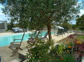 Maison/Villa avec piscine privée Gîte Brain d'eau, levný hotel v destinaci La Chapelle-de-Brain